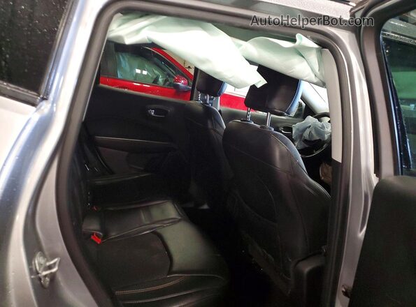 3C4NJDBB5JT454662 2018 JEEP COMPASS Серебряный Вид задней части салона