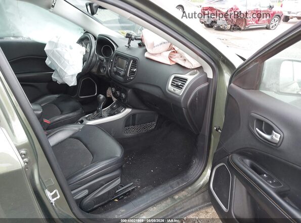 3C4NJDBB6JT108037 2018 JEEP COMPASS Зеленый Вид салона спереди