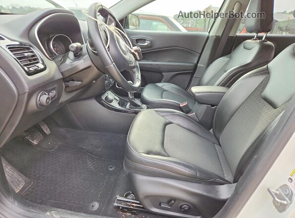 3C4NJDBB6JT325250 2018 JEEP COMPASS Белый Вид салона спереди