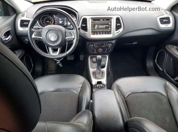 3C4NJDBB7JT392455 2018 JEEP COMPASS Черный Вид панели приборов