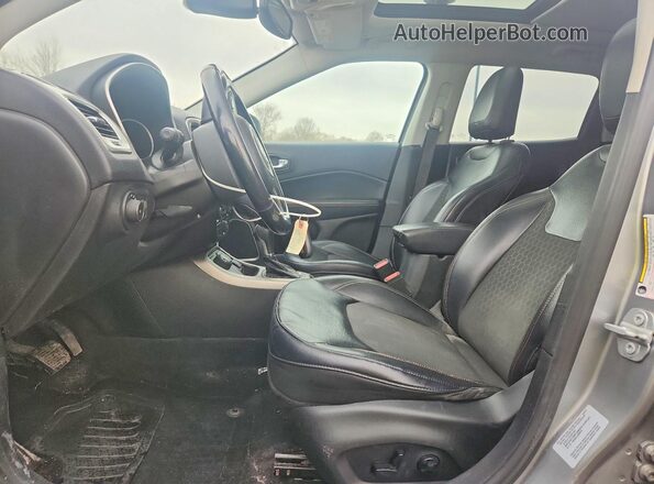 3C4NJDBB8HT660908 2017 JEEP COMPASS Silver Widok wnętrza z przodu
