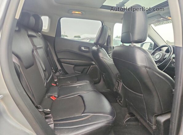 3C4NJDBB8HT660908 2017 JEEP COMPASS Silver Widok wnętrza z tyłu