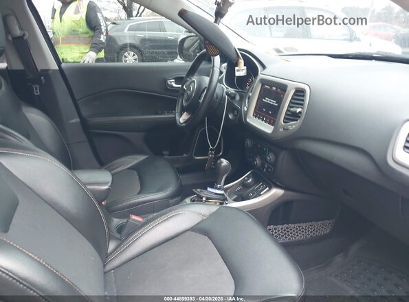 3C4NJDBB8KT768159 2019 JEEP COMPASS Серый Вид салона спереди