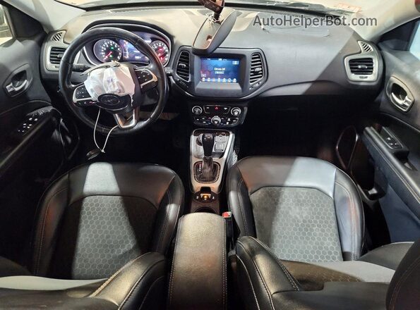 3C4NJDBB9MT575599 2021 JEEP COMPASS Зеленый Вид панели приборов