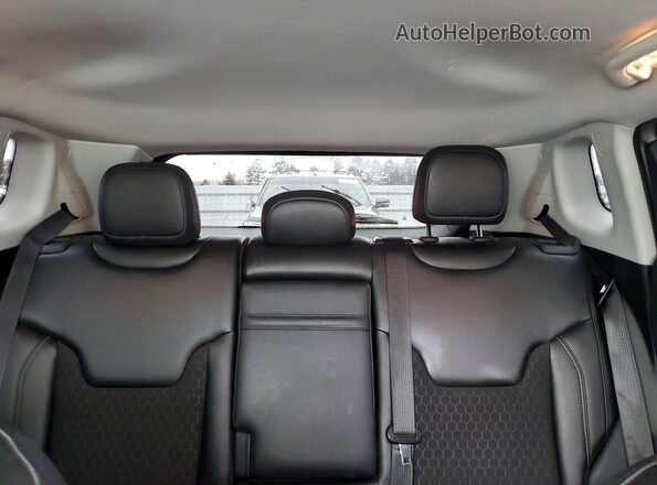 3C4NJDBBXJT150145 2018 JEEP COMPASS Серебряный Вид задних сидений