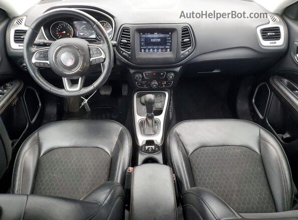 3C4NJDBBXJT150145 2018 JEEP COMPASS Серебряный Вид панели приборов