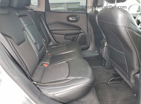 3C4NJDBBXJT150145 2018 JEEP COMPASS Серебряный Вид задней части салона