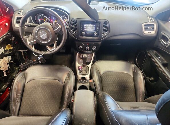 3C4NJDBBXJT373284 2018 JEEP COMPASS Red Вид панелі приладів