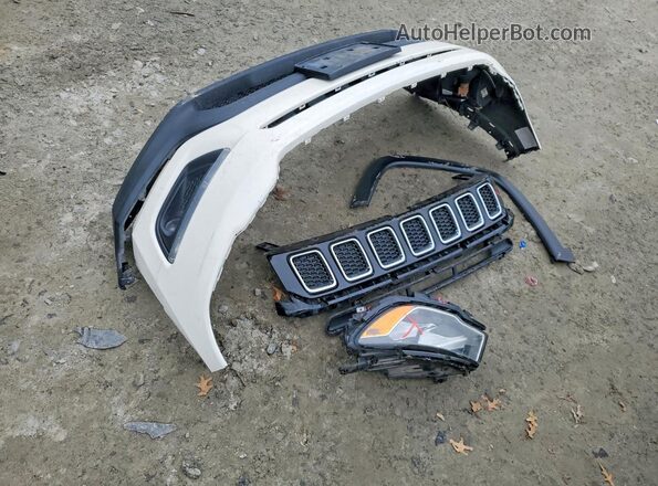 3C4NJDBBXJT436111 2018 JEEP COMPASS White Widok naklejki z numerem VIN