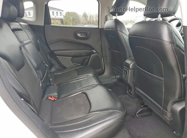 3C4NJDBBXJT436111 2018 JEEP COMPASS White Widok wnętrza z tyłu