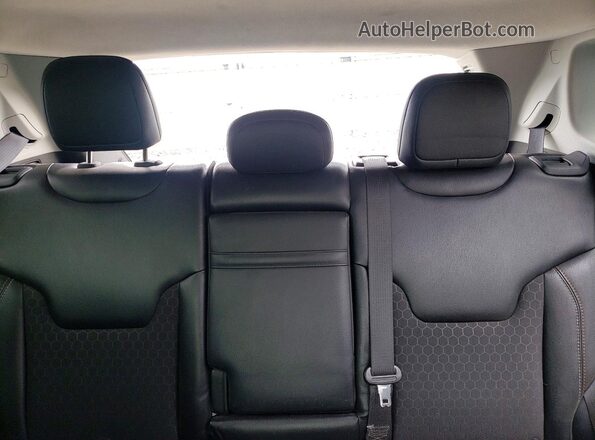 3C4NJDBBXKT723532 2019 JEEP COMPASS Белый Вид задних сидений