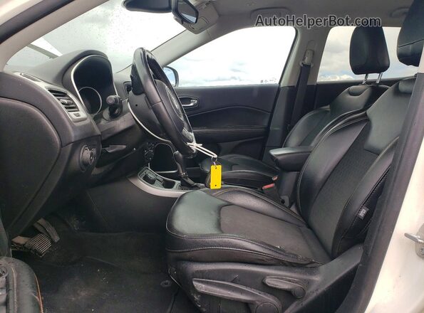 3C4NJDBBXKT723532 2019 JEEP COMPASS Белый Вид салона спереди