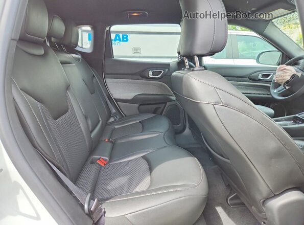 3C4NJDBN0ST592945 2025 JEEP COMPASS White Вид задньої частини салону