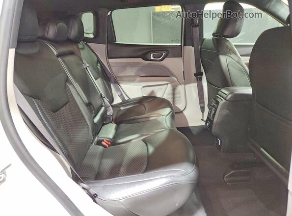 3C4NJDBN6RT604252 2024 JEEP COMPASS White Vista interior trasera