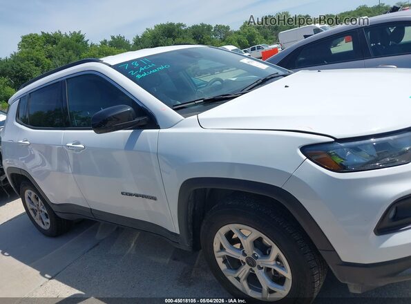 3C4NJDBN7ST597673 2025 JEEP COMPASS White Widok wnętrza z tyłu