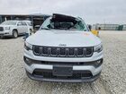 2025 Jeep Compass Latitude Серебряный vin: 3C4NJDBNXST586313