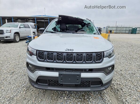 3C4NJDBNXST586313 2025 JEEP COMPASS Серебряный Вид спереди
