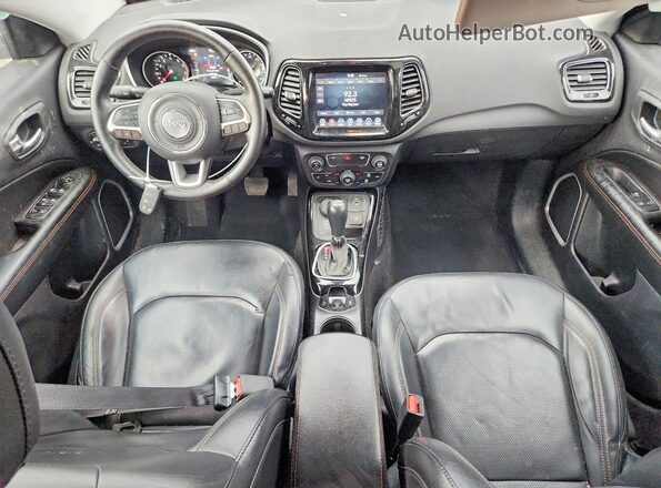 3C4NJDCB0KT641744 2019 JEEP COMPASS Gray Dashboard view