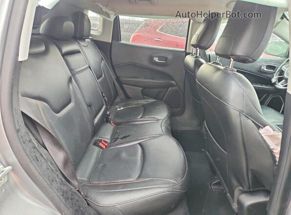 3C4NJDCB0KT641744 2019 JEEP COMPASS Gray Rear seats view