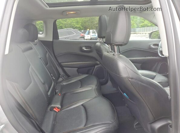 3C4NJDCB0MT525544 2021 JEEP COMPASS Серебряный Вид задней части салона
