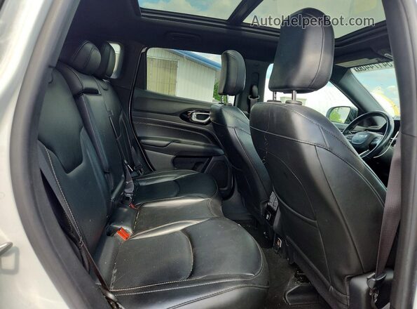 3C4NJDCB0NT157044 2022 JEEP COMPASS White Widok wnętrza z tyłu