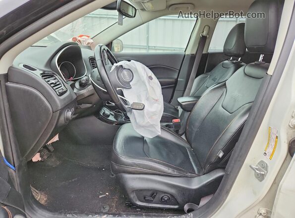3C4NJDCB2LT123216 2020 JEEP COMPASS Белый Вид салона спереди
