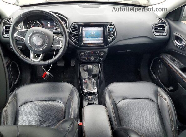3C4NJDCB3KT800644 2019 JEEP COMPASS Серебряный Вид панели приборов