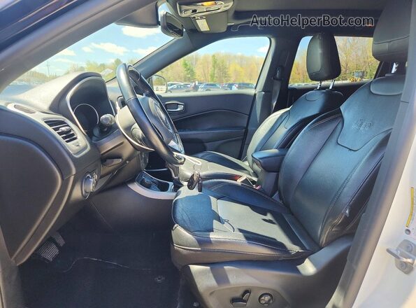 3C4NJDCB3LT137884 2020 JEEP COMPASS Белый Вид салона спереди