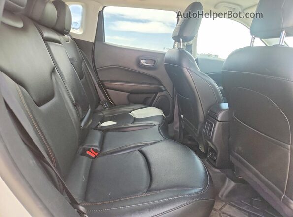3C4NJDCB3MT572714 2021 JEEP COMPASS White Vista interior trasera