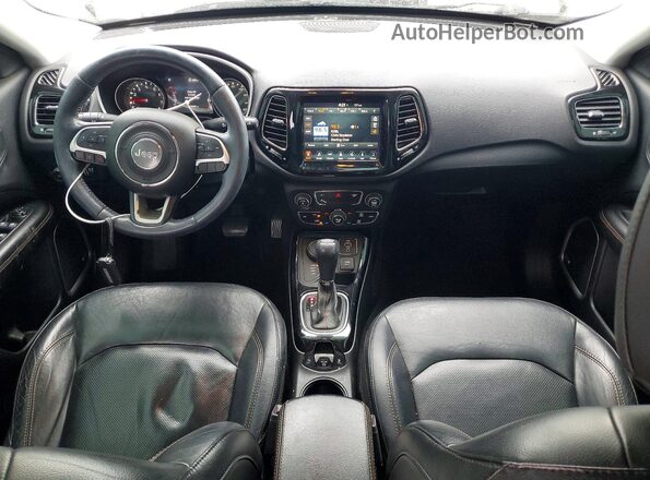 3C4NJDCB4JT209981 2018 JEEP COMPASS Белый Вид панели приборов