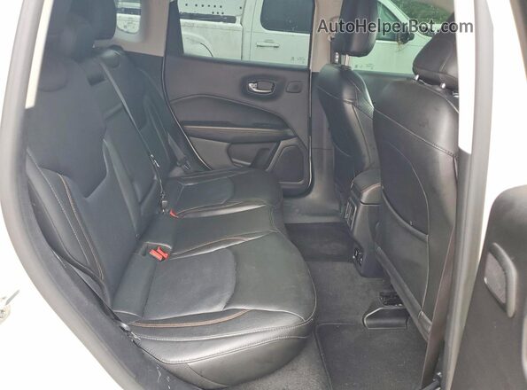3C4NJDCB4JT209981 2018 JEEP COMPASS Белый Вид задней части салона