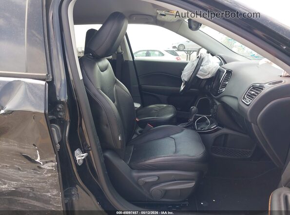 3C4NJDCB7JT201745 2018 JEEP COMPASS Черный Вид салона спереди