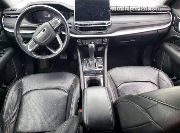 3C4NJDCB8NT199137 2022 JEEP COMPASS Burgundy Widok deski rozdzielczej
