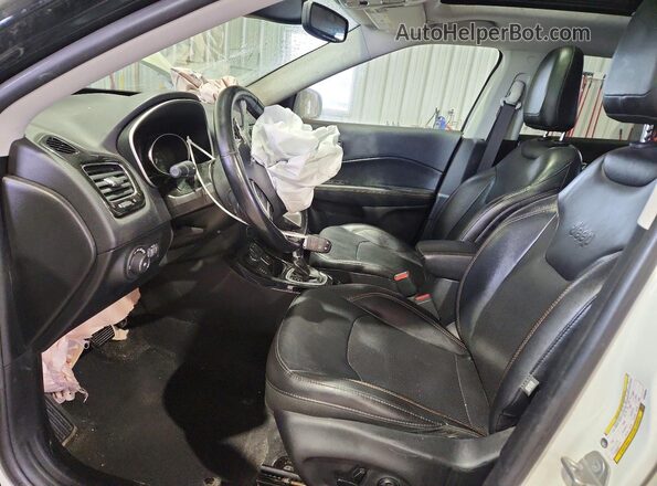 3C4NJDCB9KT596626 2019 JEEP COMPASS Белый Вид салона спереди