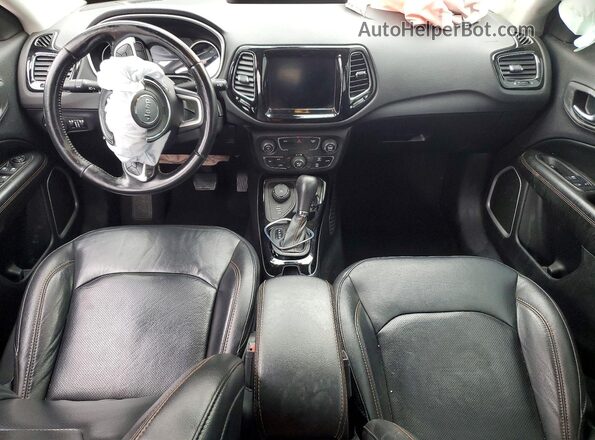 3C4NJDCB9KT827332 2019 JEEP COMPASS Красный Вид панели приборов