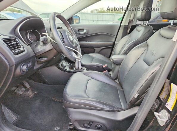 3C4NJDCBXJT207071 2018 JEEP COMPASS Черный Вид салона спереди