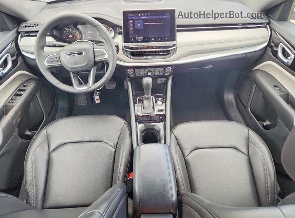 3C4NJDCN1TT186589 2026 JEEP COMPASS Silver Vista del salpicadero