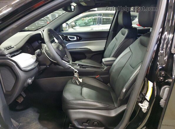 3C4NJDCN3PT542305 2023 JEEP COMPASS Черный Вид салона спереди