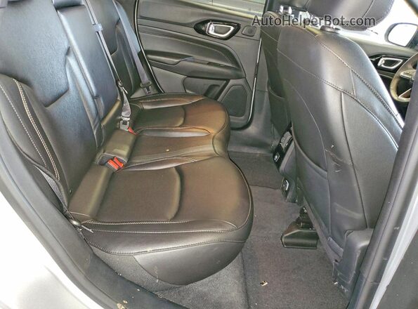 3C4NJDCN3RT171889 2024 JEEP COMPASS Silver Вид задньої частини салону