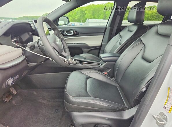 3C4NJDCN3ST522550 2025 JEEP COMPASS White Vista interior delantera
