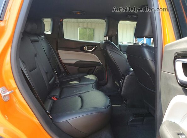 3C4NJDCN5TT174008 2026 JEEP COMPASS Оранжевый Вид задней части салона