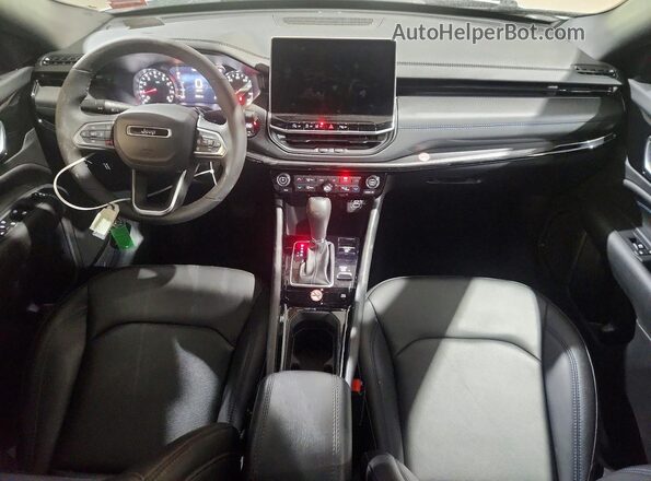 3C4NJDCN5TT221165 2026 JEEP COMPASS Серебряный Вид панели приборов