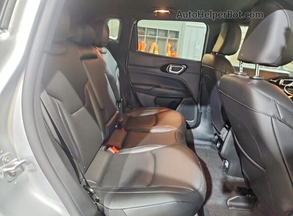 3C4NJDCN5TT221165 2026 JEEP COMPASS Серебряный Вид задней части салона