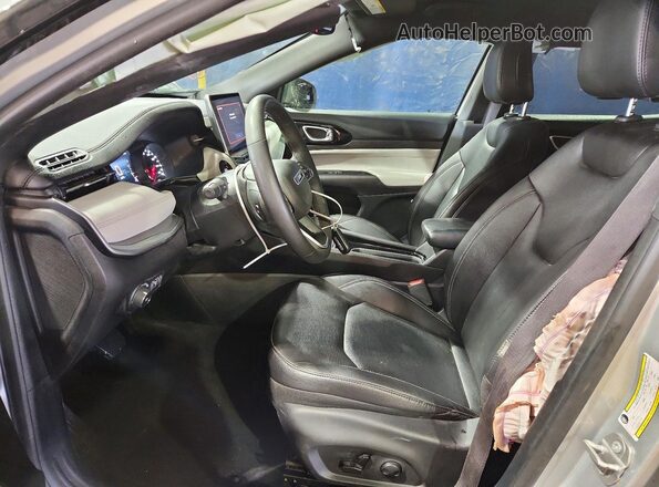 3C4NJDCN6ST508383 2025 JEEP COMPASS Silver Widok wnętrza z przodu