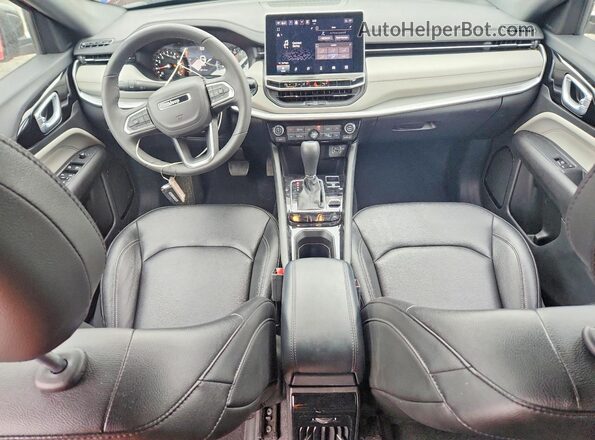 3C4NJDCN6ST550262 2025 JEEP COMPASS Красный Вид панели приборов