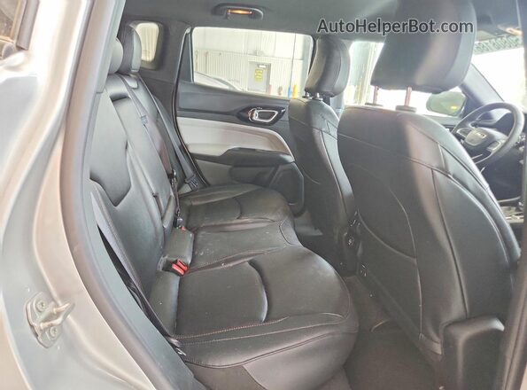 3C4NJDCN8RT173038 2024 JEEP COMPASS Silver Вид задньої частини салону