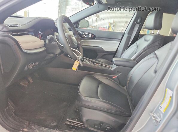 3C4NJDCN8RT173038 2024 JEEP COMPASS Silver Вид салону спереду