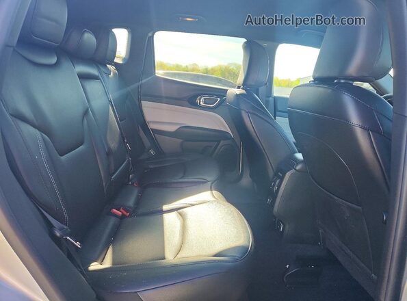 3C4NJDCN8TT178702 2026 JEEP COMPASS Серебряный Вид задней части салона