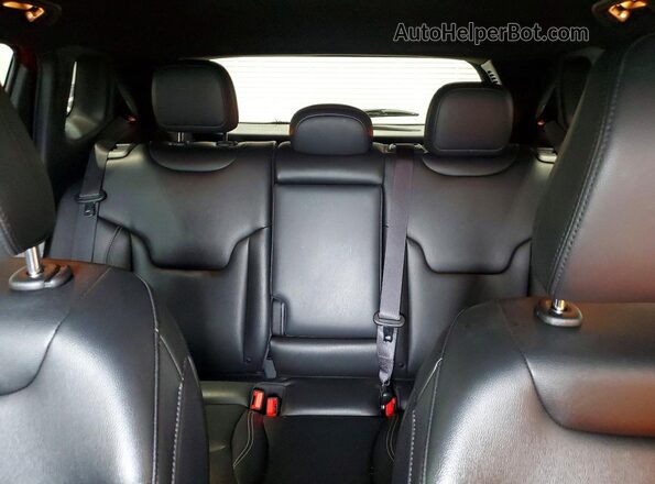 3C4NJDCNXST600662 2025 JEEP COMPASS Red Vista de los asientos traseros