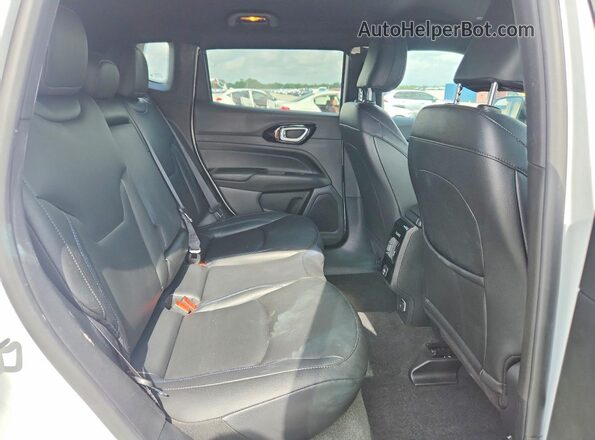 3C4NJDCNXTT188082 2026 JEEP COMPASS White Widok wnętrza z tyłu
